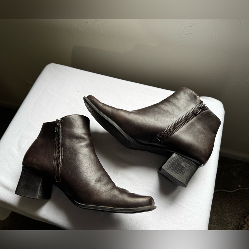 Vintage CHUNKY HEEL 90s Square Toe Boots
Chelsea Boots Brown Leather size 9 1/2